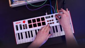 Read more about the article The 5 Best MIDI Controllers for Artists and Producers Resview 2025